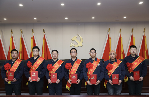 0206 修理能手從左至右依次為 邵冠峰、王寶玉、潘春樂、李龍、許特斯、韓利杰、寇增亮.jpg