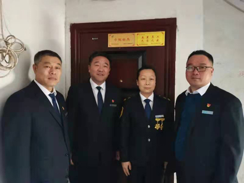 “一人得獎(jiǎng)，全家光榮” 送“牌”上門，集團(tuán)為標(biāo)兵先進(jìn)送去榮譽(yù)喜報(bào)牌匾