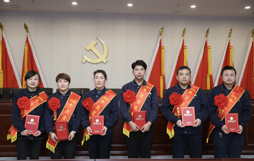 0205 客運(yùn)能手從左至右依次為 吳婷、李若芳、李彩霞、嚴(yán)成彬、姚乃遜、沈金雷.jpg