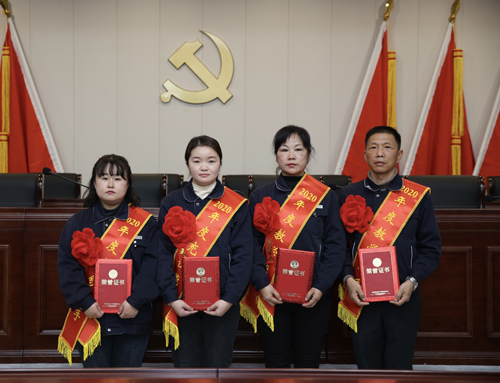 0207 從左至右依次為 點(diǎn)鈔能手王璐、充值能手孫昭娣、教學(xué)能手王慧娟、孫衛(wèi)東.jpg