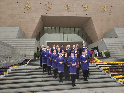 瞧！春分時節(jié)的最美公交藍(lán)！