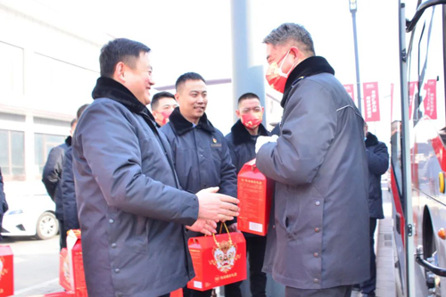 進(jìn)站點(diǎn)！集團(tuán)領(lǐng)導(dǎo)與一線職工共度新春