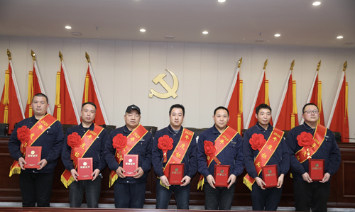 0202  標(biāo)兵從左至右依次為 苗田、尤建鵬、劉德斌、褚聰偉、王占峰、解偉強(qiáng)、馬群藝.jpg